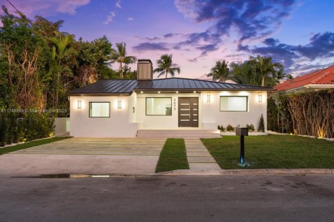 House in Surfside, Florida 5 bedrooms, 321.16 sq.m. № 1699316 - photo 12