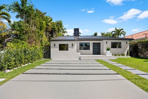 House in Surfside, Florida 5 bedrooms, 321.16 sq.m. № 1699316 - photo 2