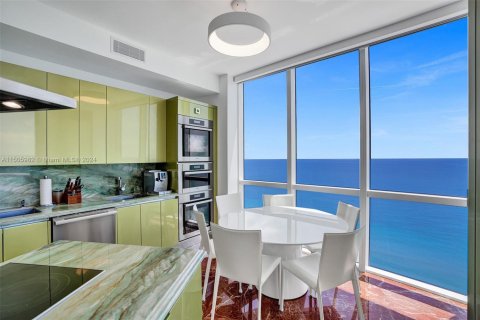 Condominio en venta en Sunny Isles Beach, Florida, 2 dormitorios, 159.98 m2 № 1865681 - foto 11