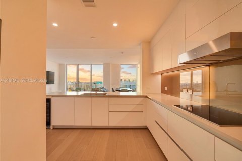 Condominio en venta en Bay Harbor Islands, Florida, 2 dormitorios, 171.96 m2 № 2424761 - foto 5