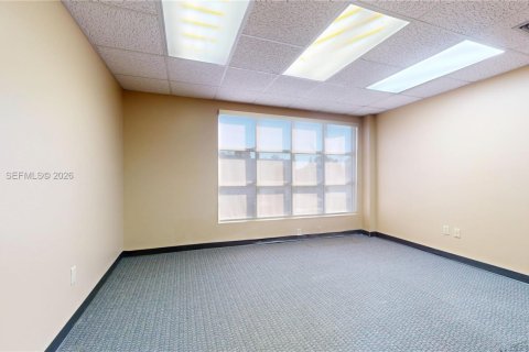 Commercial property in Miami, Florida № 1996526 - photo 11