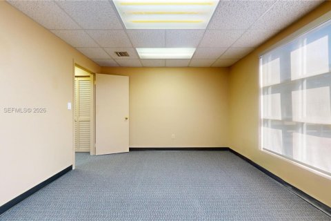 Commercial property in Miami, Florida № 1996526 - photo 12