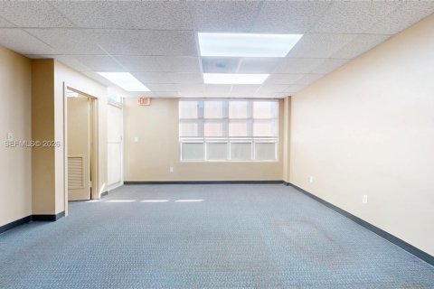 Commercial property in Miami, Florida № 1996526 - photo 4