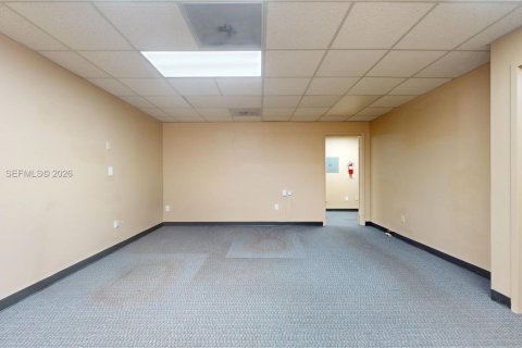 Commercial property in Miami, Florida № 1996526 - photo 9
