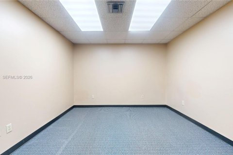 Commercial property in Miami, Florida № 1996526 - photo 7