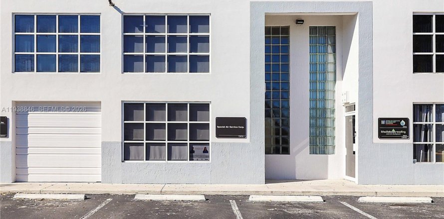 Commercial property in Miami, Florida № 1996526
