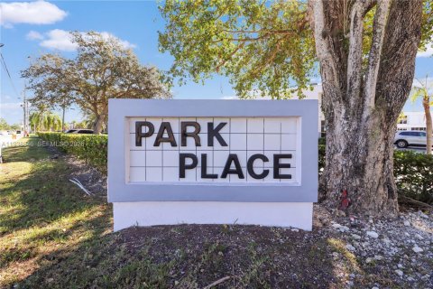 Commercial property in Miami, Florida № 1996526 - photo 2