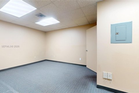 Commercial property in Miami, Florida № 1996526 - photo 5