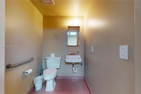 Commercial property in Miami, Florida № 1996526 - photo 8