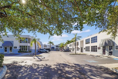Commercial property in Miami, Florida № 1996526 - photo 14