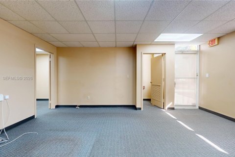 Commercial property in Miami, Florida № 1996526 - photo 3