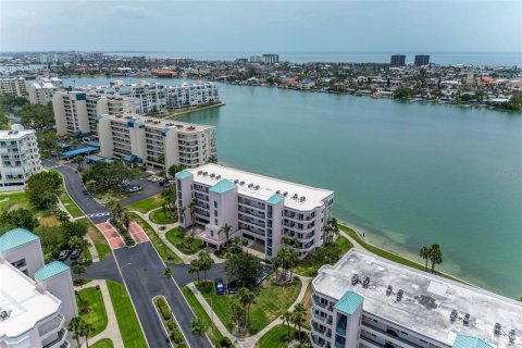 Condominio en venta en Saint Pete Beach, Florida, 2 dormitorios, 117.52 m2 № 1673526 - foto 1