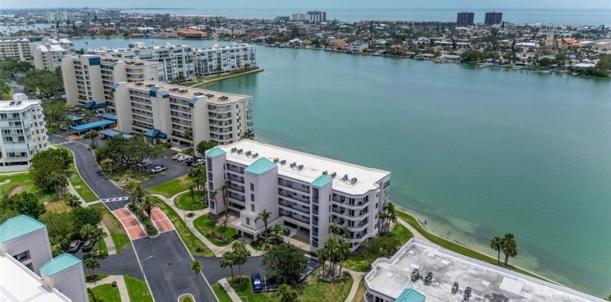 Condo in Saint Pete Beach, Florida, 2 bedrooms № 1673526