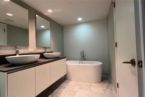 Condo in Bay Harbor Islands, Florida, 2 bedrooms  № 1920459 - photo 25