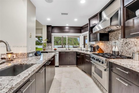 Casa en venta en Davie, Florida, 4 dormitorios, 336.86 m2 № 2383257 - foto 4