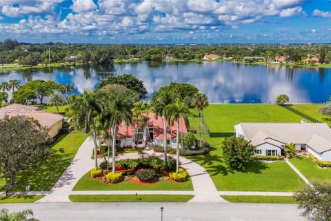 Casa en venta en Davie, Florida, 4 dormitorios, 336.86 m2 № 2383257 - foto 2