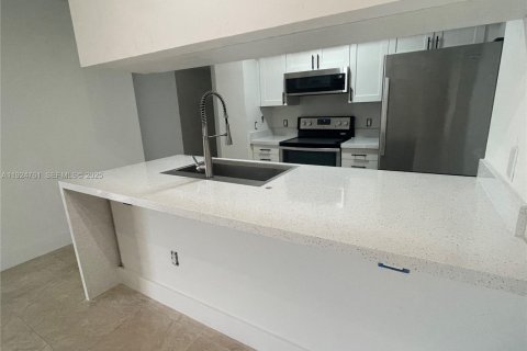 Снять в аренду кондоминиум в Холливуд, Флорида 3 спальни, 117.99м2, № 1983016 - фото 11