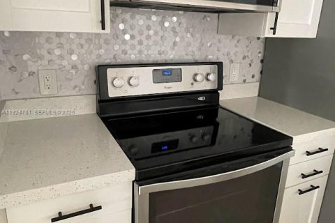 Снять в аренду кондоминиум в Холливуд, Флорида 3 спальни, 117.99м2, № 1983016 - фото 3