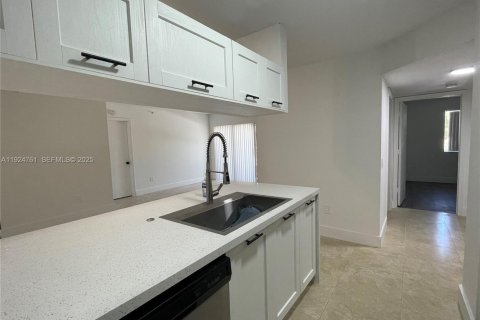 Снять в аренду кондоминиум в Холливуд, Флорида 3 спальни, 117.99м2, № 1983016 - фото 10