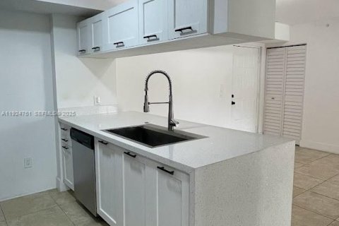 Снять в аренду кондоминиум в Холливуд, Флорида 3 спальни, 117.99м2, № 1983016 - фото 9