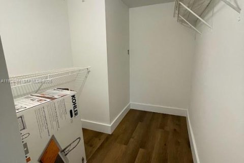 Снять в аренду кондоминиум в Холливуд, Флорида 3 спальни, 117.99м2, № 1983016 - фото 22