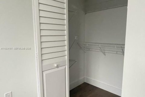 Снять в аренду кондоминиум в Холливуд, Флорида 3 спальни, 117.99м2, № 1983016 - фото 26