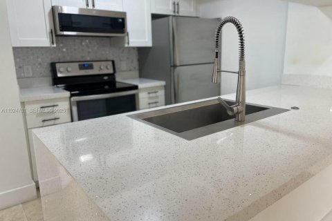 Снять в аренду кондоминиум в Холливуд, Флорида 3 спальни, 117.99м2, № 1983016 - фото 2