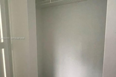 Снять в аренду кондоминиум в Холливуд, Флорида 3 спальни, 117.99м2, № 1983016 - фото 24