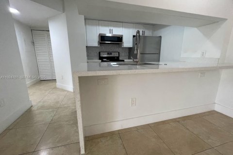 Снять в аренду кондоминиум в Холливуд, Флорида 3 спальни, 117.99м2, № 1983016 - фото 12