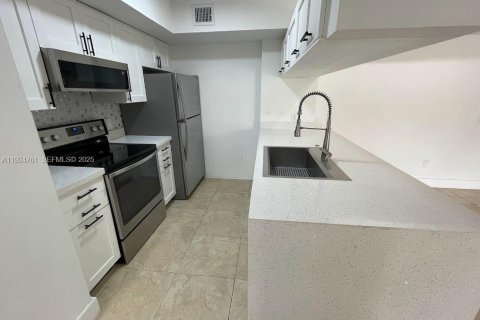 Снять в аренду кондоминиум в Холливуд, Флорида 3 спальни, 117.99м2, № 1983016 - фото 4