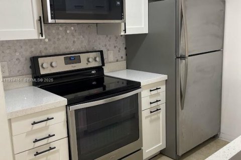 Снять в аренду кондоминиум в Холливуд, Флорида 3 спальни, 117.99м2, № 1983016 - фото 5