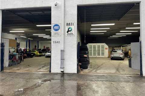 Commercial property in Doral, Florida № 1705752 - photo 1