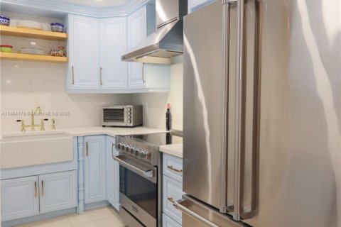 Condo in Coral Gables, Florida, 2 bedrooms  № 1891216 - photo 17