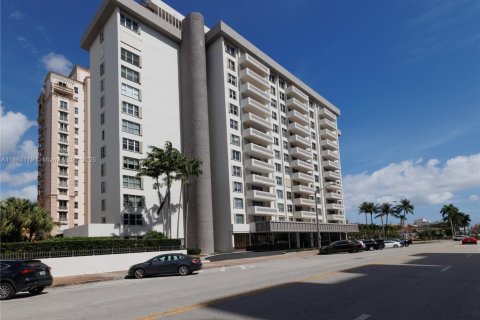 Condo in Coral Gables, Florida, 2 bedrooms  № 1891216 - photo 2