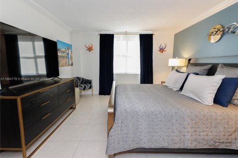 Condo in Coral Gables, Florida, 2 bedrooms  № 1891216 - photo 11