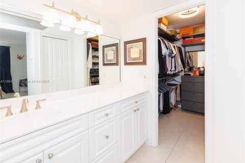 Condo in Coral Gables, Florida, 2 bedrooms  № 1891216 - photo 9