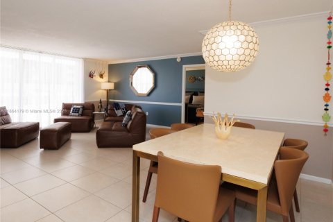 Condo in Coral Gables, Florida, 2 bedrooms  № 1891216 - photo 12