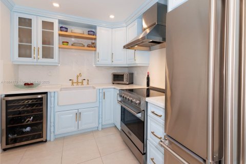 Condo in Coral Gables, Florida, 2 bedrooms  № 1891216 - photo 15