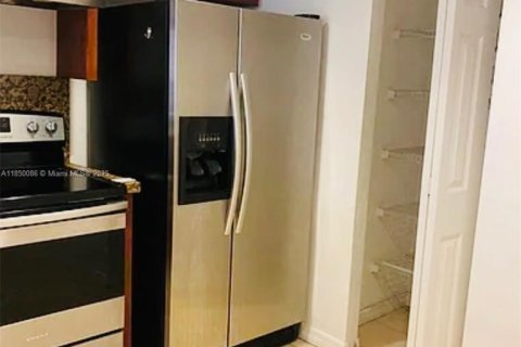 Condo in Miami, Florida, 1 bedroom  № 1857106 - photo 2