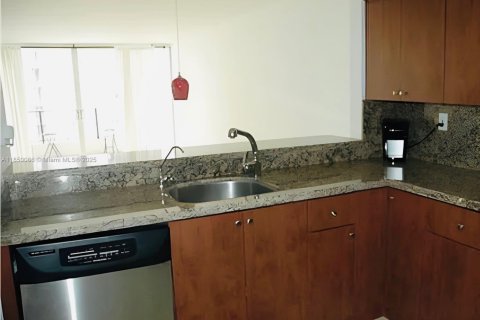 Condo in Miami, Florida, 1 bedroom  № 1857106 - photo 3
