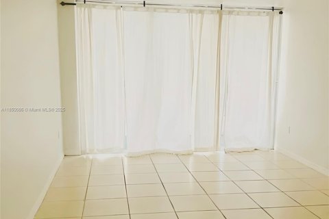 Condo in Miami, Florida, 1 bedroom  № 1857106 - photo 4