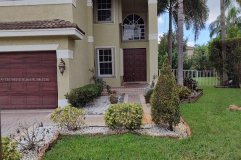 House in Miramar, Florida 5 bedrooms, 306.21 sq.m. № 1942220 - photo 1