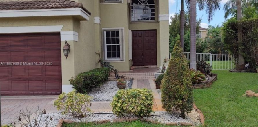 House in Miramar, Florida 5 bedrooms, 306.21 sq.m. № 1942220