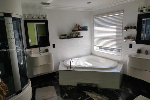 House in Miramar, Florida 5 bedrooms, 306.21 sq.m. № 1942220 - photo 26