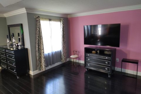 House in Miramar, Florida 5 bedrooms, 306.21 sq.m. № 1942220 - photo 29