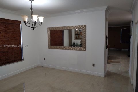 House in Miramar, Florida 5 bedrooms, 306.21 sq.m. № 1942220 - photo 19