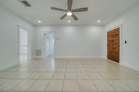 House in Miami, Florida 2 bedrooms, 103.12 sq.m. № 2002835 - photo 12