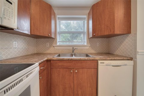 House in Miami, Florida 2 bedrooms, 103.12 sq.m. № 2002835 - photo 4