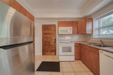 House in Miami, Florida 2 bedrooms, 103.12 sq.m. № 2002835