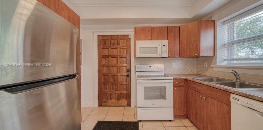 House in Miami, Florida 2 bedrooms, 103.12 sq.m. № 2002835